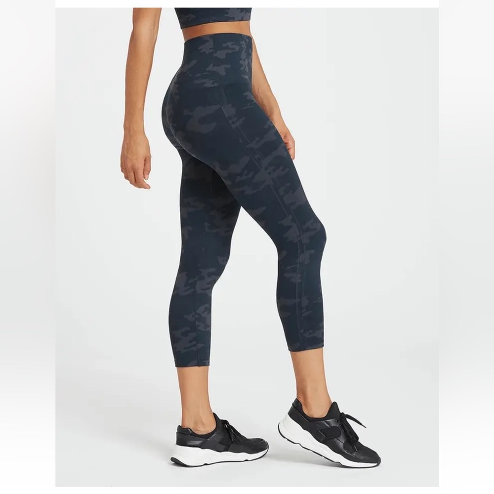 NWT SPANX Look At Me Now Cropped Leggings Black Camo S